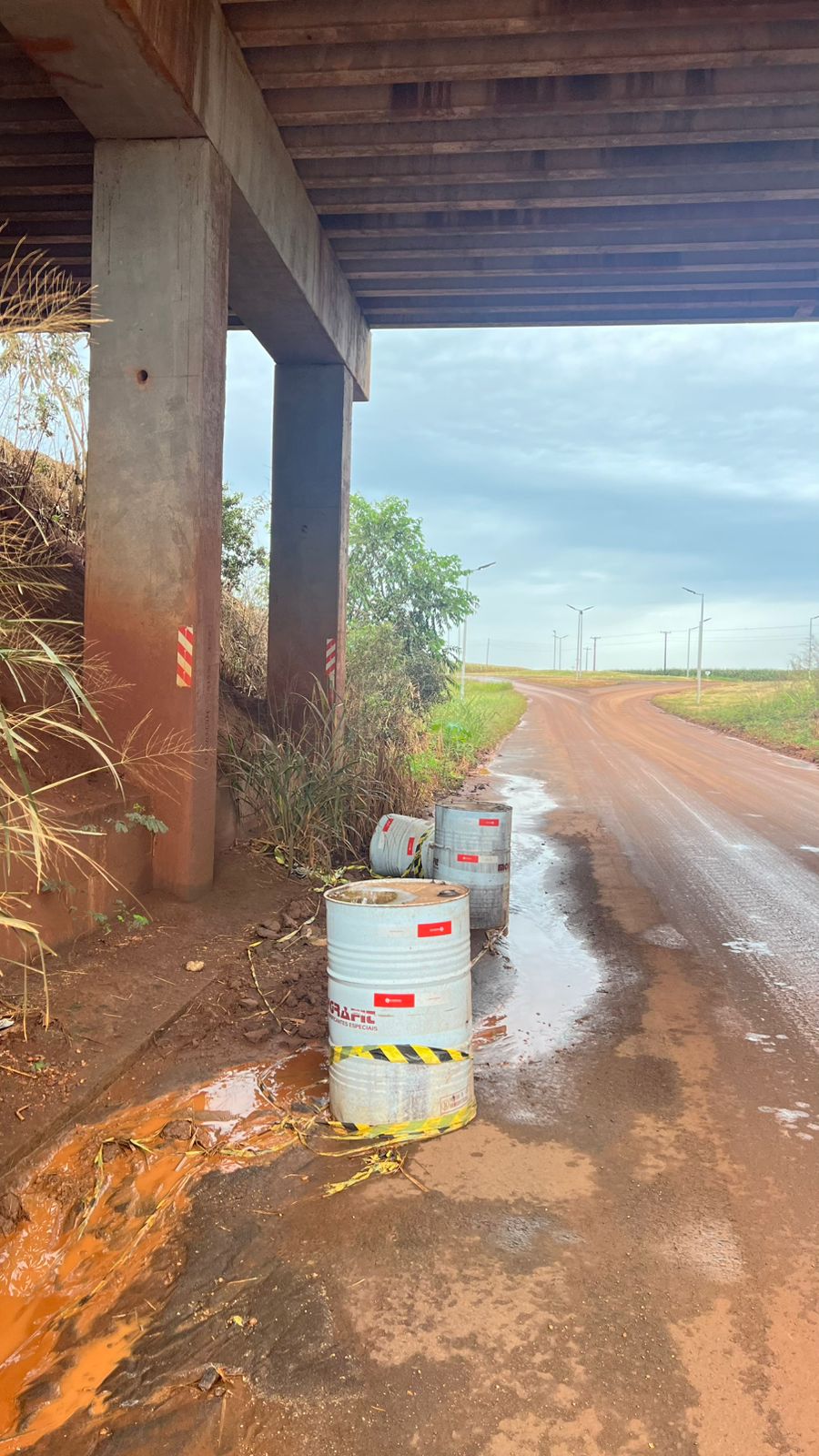 Afundamento do asfalto sob o Pontilhão do Travessão do Guilherme motivou cobrança por obra urgente em Fátima do Sul.