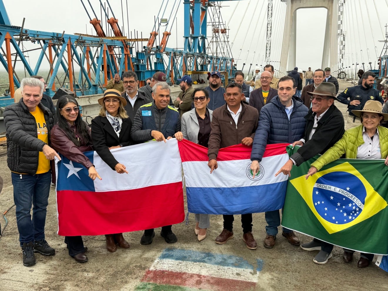 Autoridades do Brasil, Paraguai e Chile durante visita às obras nesta quinta (Foto: Jornal A Crítica) .